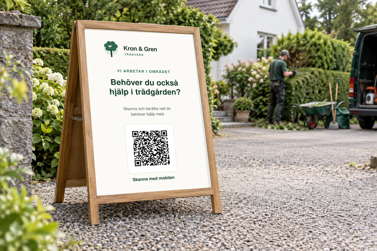 Gatupratare vid en trädgård med Kron & Gren-logotyp och en skanningsbar QR-kod